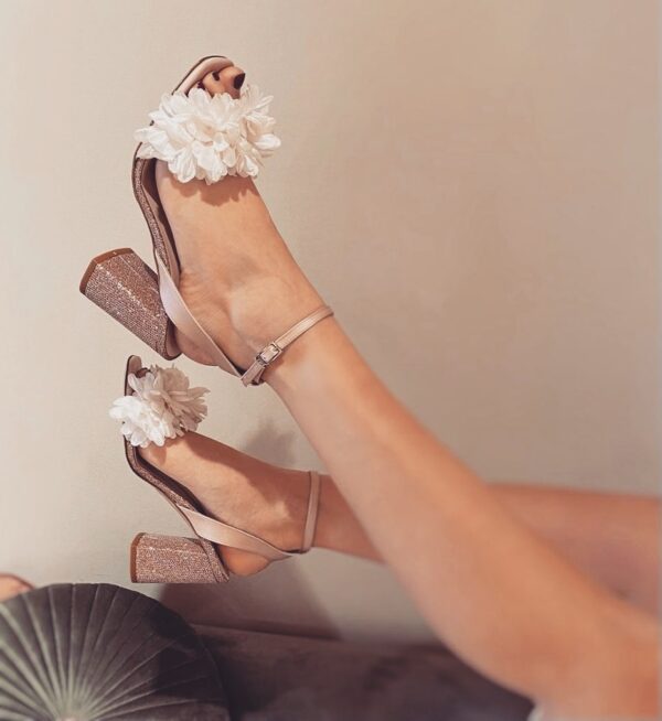 scarpe da sposa fiori bianchi